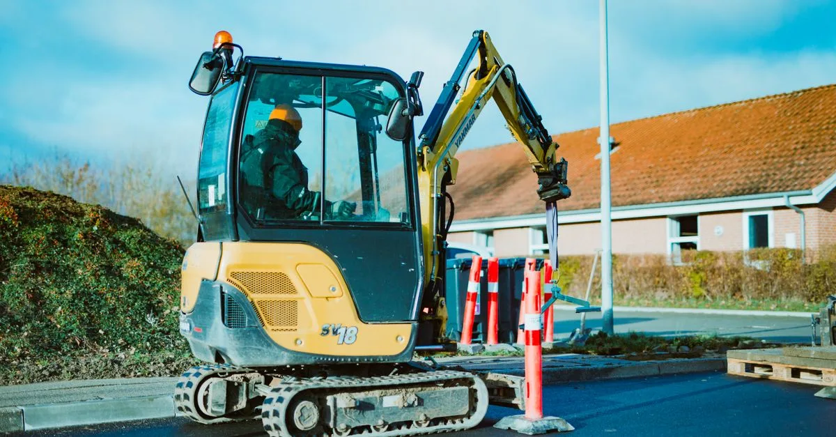 découvrez notre mini excavatrice compacte, idéale pour les travaux de construction et de terrassement précis et efficaces en espaces restreints.