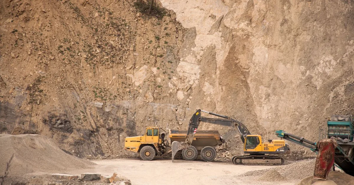 service professionnel d'excavation de terrain pour vos projets de construction, terrassement et aménagement extérieur.