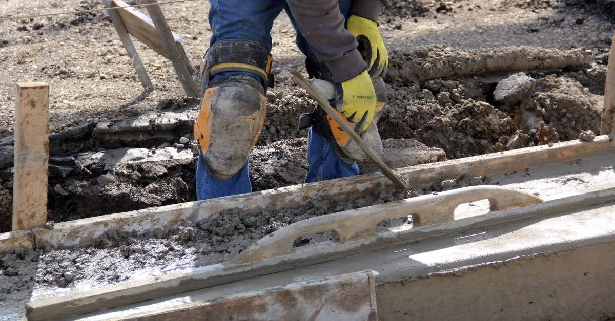 comment niveler le sol après avoir retiré une dalle de béton : étapes, conseils et outils pour préparer une surface plane et prête à être utilisée.