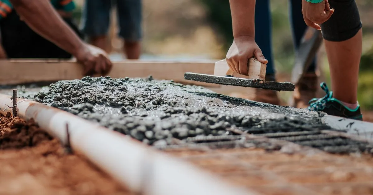 conseils pour niveler le sol après avoir enlevé une dalle de béton : étapes clés, outils nécessaires et astuces pour obtenir une surface parfaitement plane.