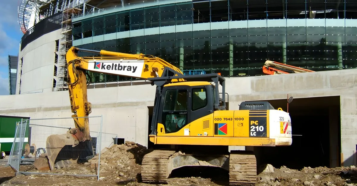 découvrez les étapes clés de l’excavation d’une terrasse en béton : préparation du terrain, nivellement et drainage pour une base solide et durable.