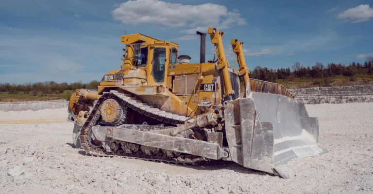 découvrez les engins de terrassement adaptés à vos chantiers : excavatrices, bulldozers et chargeuses pour déplacer et modeler le terrain efficacement.
