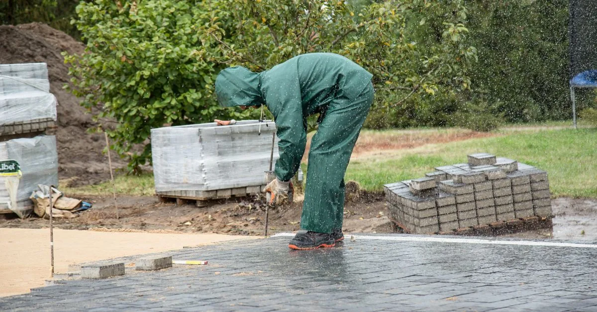 découvrez comment préparer le sol avant la pose de pavés pour obtenir une surface stable, durable et bien nivelée.
