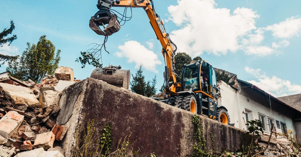 découvrez la largeur des mini-pelles selon les modèles et trouvez les dimensions adaptées à vos chantiers et espaces de travail.