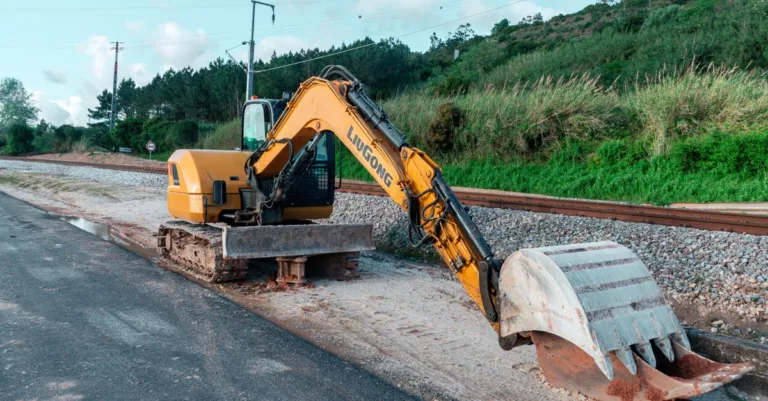 découvrez la largeur des mini-pelles, les dimensions à vérifier et les critères pour choisir un modèle adapté à vos chantiers et espaces d’accès.