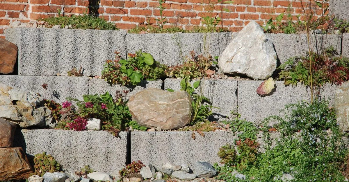 découvrez nos solutions pour murs de soutènement robustes et durables, conçus pour stabiliser vos terrains et valoriser vos espaces extérieurs.