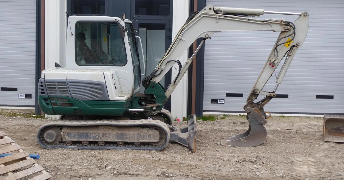 comparez les mini-pelles de 1 tonne et de 2,5 tonnes : dimensions, puissance, capacité de creusement et usages pour choisir le modèle adapté à vos travaux.
